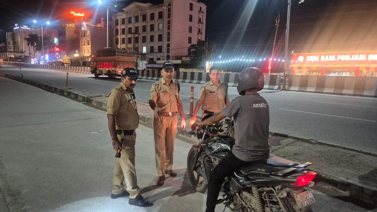 1789834697 129 पीसी 7 चेकिंग होटल ढाबों की वाहनचेकिंग चौकी फेरूपुर थाना