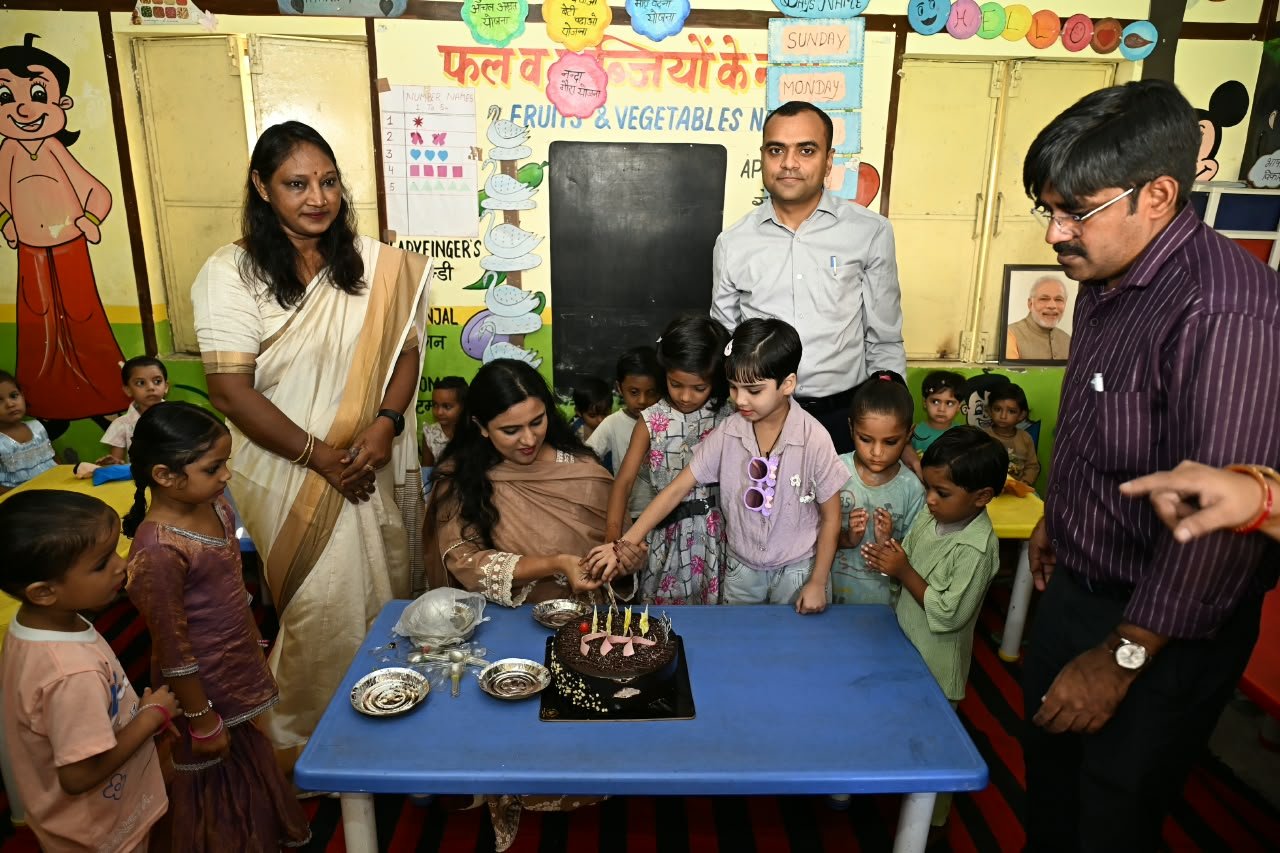 1789973284 497 सलेमपुर आंगनबाड़ी केंद्र पहुंचकर श्रीमती प्रज्ञा दीक्षित ने बच्चों के