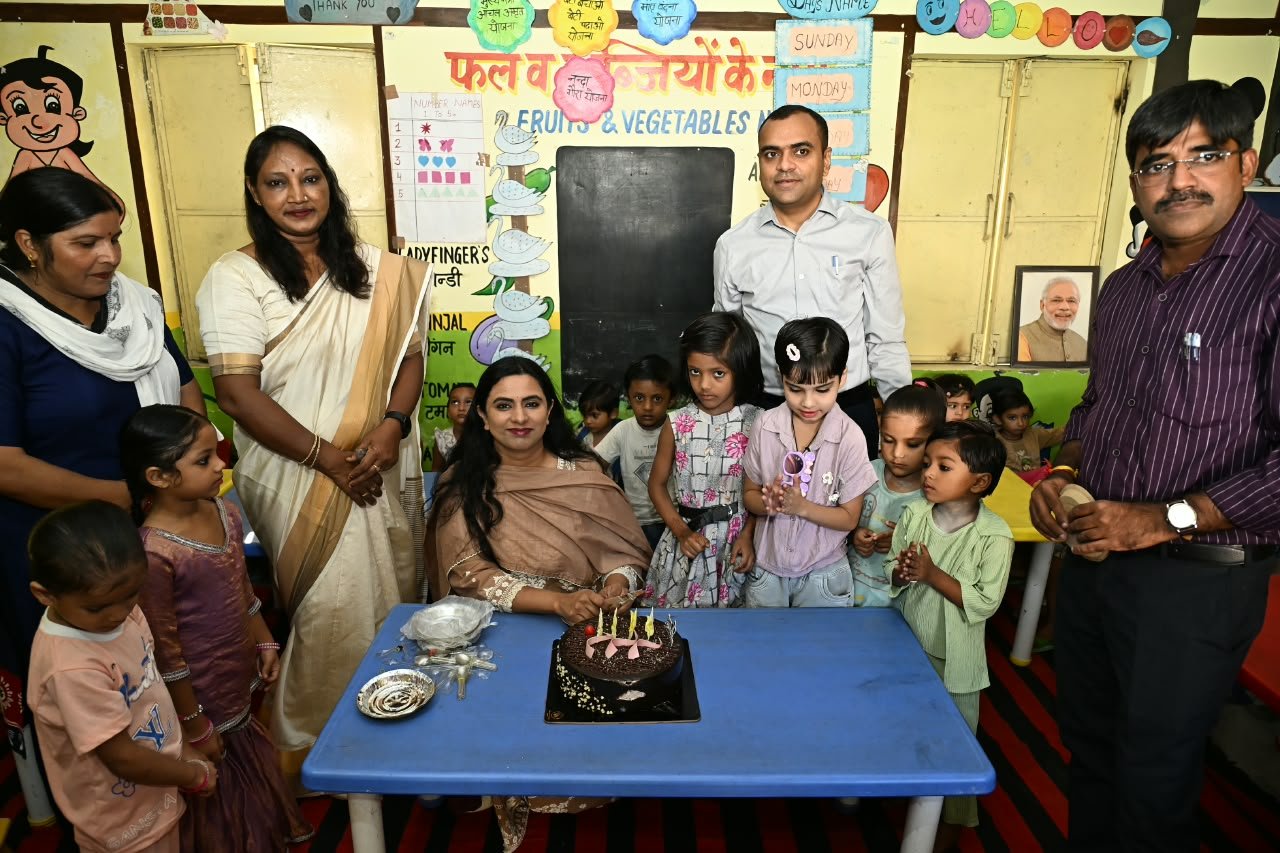 1789973284 691 सलेमपुर आंगनबाड़ी केंद्र पहुंचकर श्रीमती प्रज्ञा दीक्षित ने बच्चों के