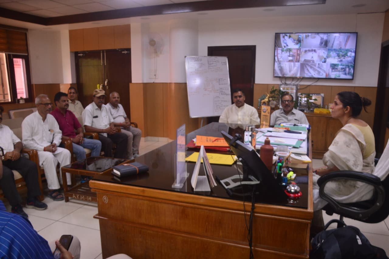 राष्ट्रीय धर्मशाला सुरक्षा समिति ने मेलाधिकारी से की भेंट, कुंभ की तैयारियों पर किया विचार-विमर्श 3 1790086414 918 राष्ट्रीय धर्मशाला सुरक्षा समिति ने मेलाधिकारी से की भेंट कुंभ