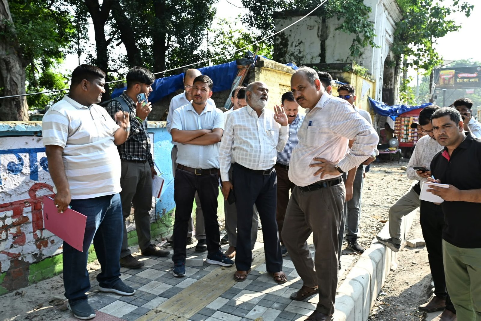 भगत सिंह चौक एवं ऋषिकुल क्षेत्र के आस-पास निर्माणधीन फुटपाथ का तकनीकी निरीक्षण, निर्माणाधीन फुटपाथ से संबंधित कार्य विवरण का बोर्ड तत्काल लगाने के निर्देश 3 1790086603 600 भगत सिंह चौक एवं ऋषिकुल क्षेत्र के आस पास निर्माणधीन फुटपाथ