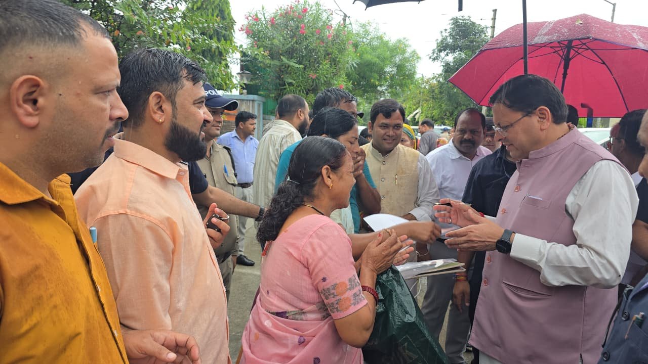 1790336190 2 मुख्यमंत्री ने लोहियाहैड हैलीपैड एवं अपने निजी आवास में सुनींजनसमस्याएं