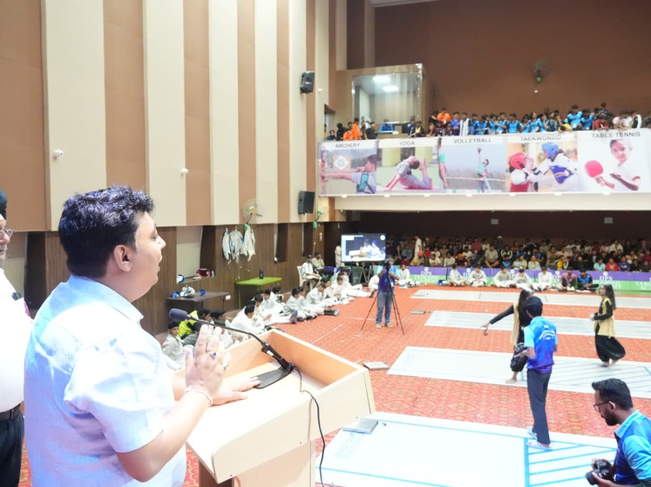 जिलाधिकारी नितिन सिंह भदौरिया ने शनिवार को एक निजी विद्यालय में आयोजित नेशनल फेंसिंग चैंपियनशिप कार्यक्रम में बतौर मुख्य अतिथि के रूप में प्रतिभाग किया 3 1790420320 626 जिलाधिकारी नितिन सिंह भदौरिया ने शनिवार को एक निजी विद्यालय