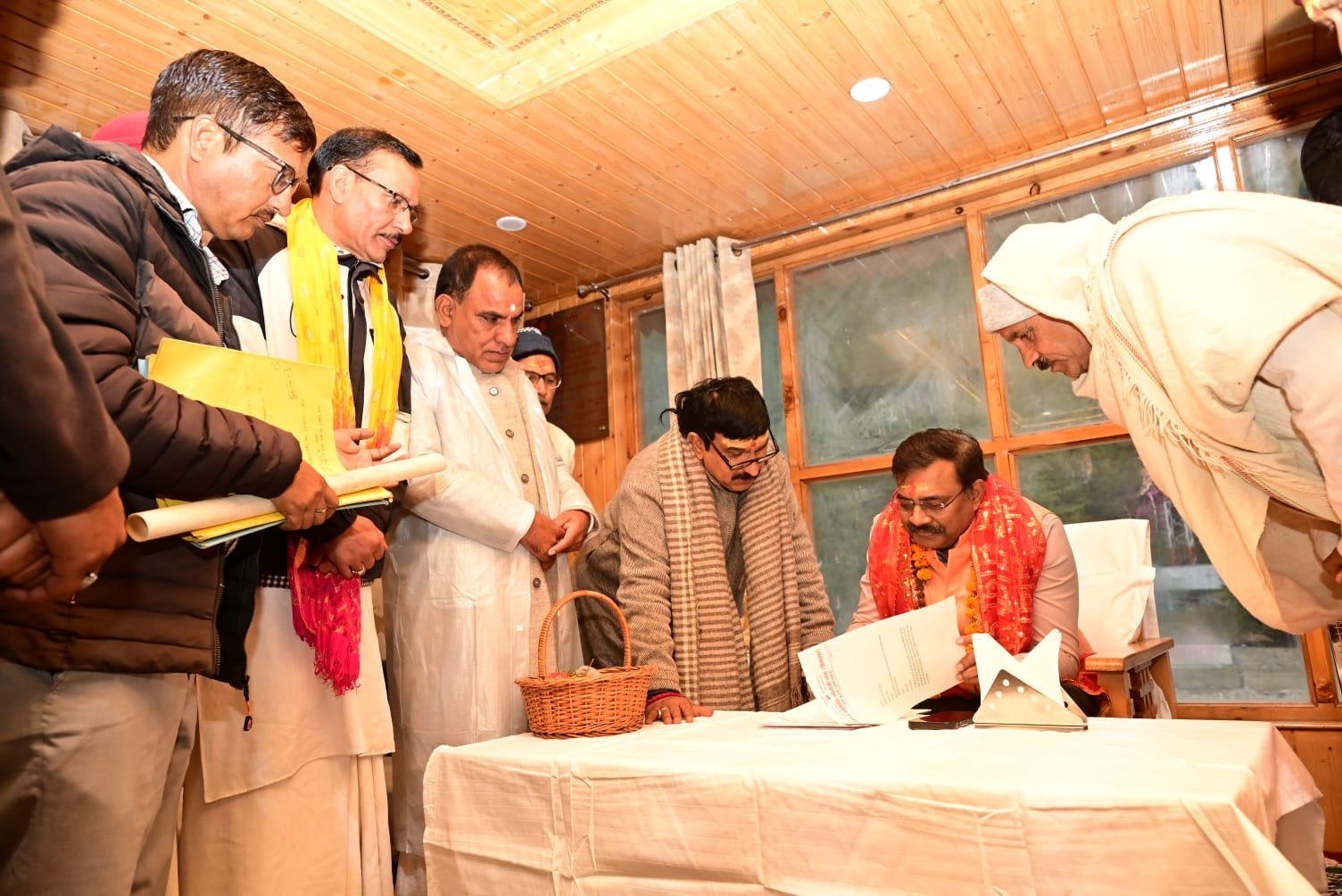 1790431017 696 मुख्य सचिव आनंद बर्धन ने गंगोत्री धाम में की पूजा अर्चना