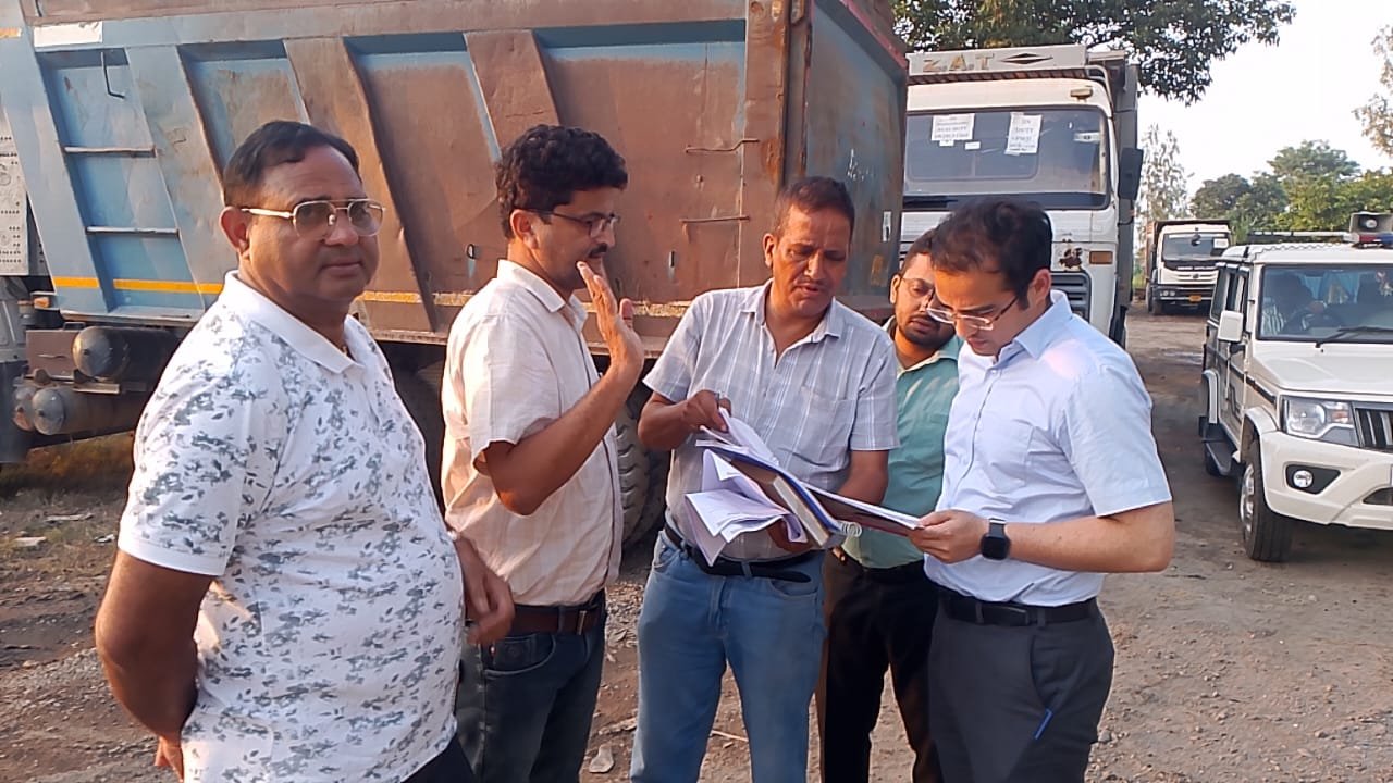 1790783550 494 काशीपुर रामपुर राष्ट्रीय राजमार्ग के गड्ढा मुक्त कार्यों का सीडीओ ने