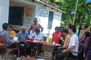 60-ग्रामीणों-की-स्वास्थ्य-जांच-13-के-रक्त-नमूने-लिए.jpg