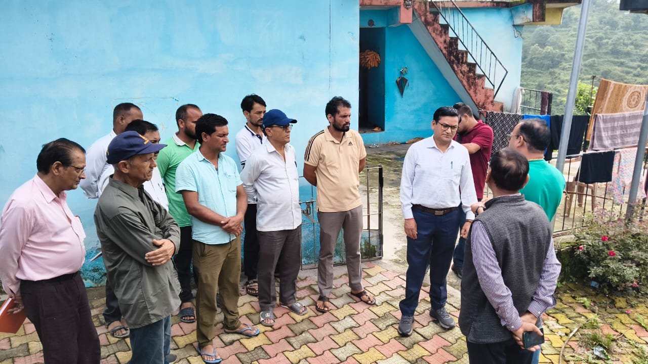 जिलाधिकारी ने सैंजी गांव का भ्रमण कर सुनी ग्रामीणों