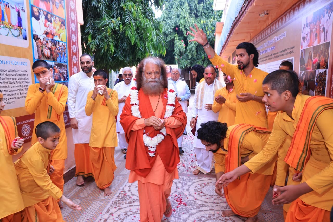 से लंदन और लंदन से ऋषिकेश लौटे पूज्य स्वामी