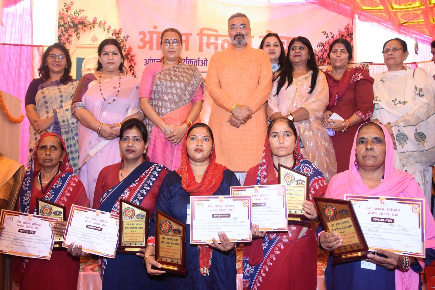 आंगनबाड़ी केंद्र है बच्चों के भविष्य की बुनियाद रखने का प्रथम आयाम: रेखा आर्या 2 केंद्र है बच्चों के भविष्य की बुनियाद रखने का