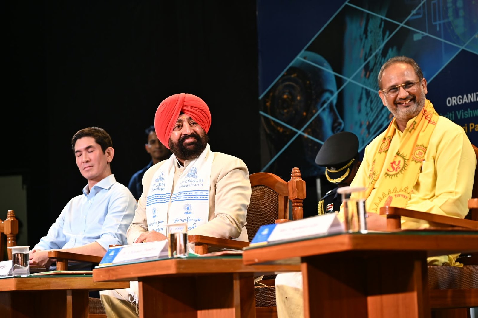 एआई के दौर में डेमोक्रेसी पर महामंथन,देसंविवि में जुटे देश-विदेश के विशेषज्ञ युवाओं को टेक्नोलॉजी से प्रेम करना सीखना चाहिए: राज्यपाल 2 के दौर में डेमोक्रेसी पर महामंथनदेसंविवि में जुटे देश विदेश