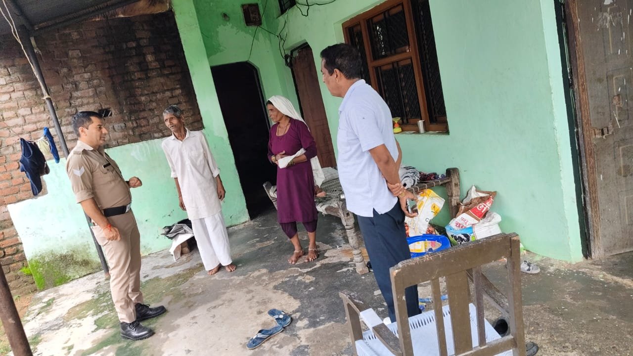 निवास कर रहे वरिष्ठ नागरिकों की कुशलता जानने के