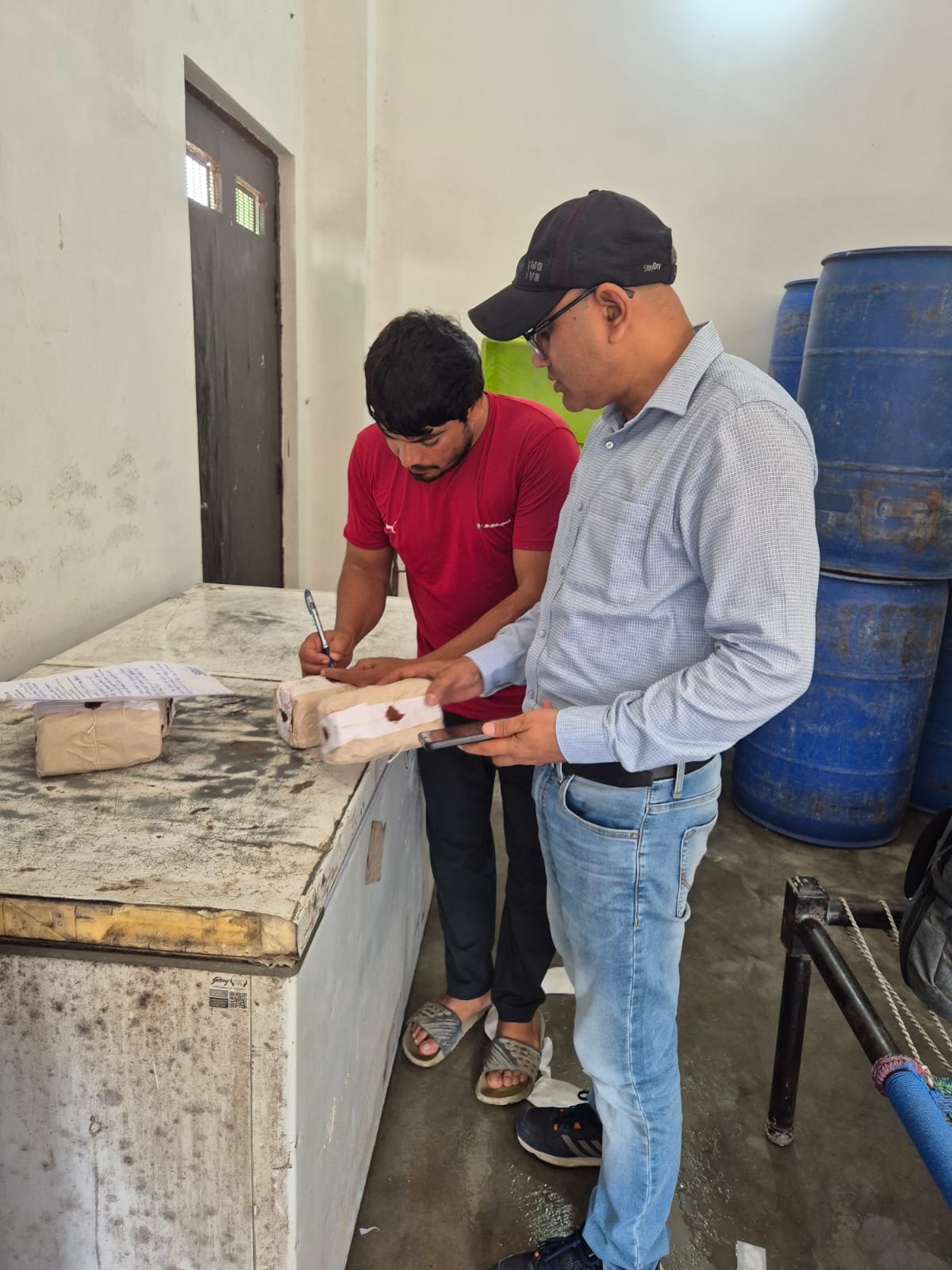एनालॉग पनीर की शिकायतों पर हरिद्वार में खाद्य सुरक्षा विभाग की बड़ी कार्रवाई, पनीर निर्माण इकाइयों, होटल और गोदामों का सघन निरीक्षण 2 पनीर की शिकायतों पर हरिद्वार में खाद्य सुरक्षा विभाग