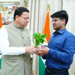 कार-बनाने-वाले-रवि-टमटा-से-मिले-सीएम-धामी.jpg