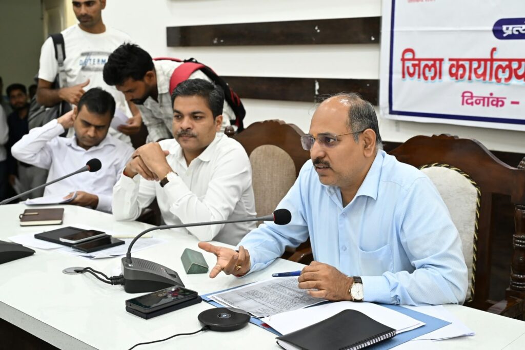 की-समस्याओं-को-त्वरित-निस्तारण-के-उदेश्य-से-जिलाधिकारी.jpeg