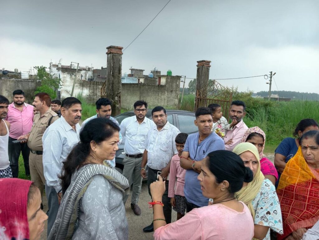 के-निर्देशन-में-सुमननगर-बहादराबाद-में-जलभराव-की-स्थिति.jpg