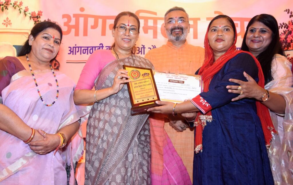 केंद्र-है-बच्चों-के-भविष्य-की-बुनियाद-रखने-का.jpeg