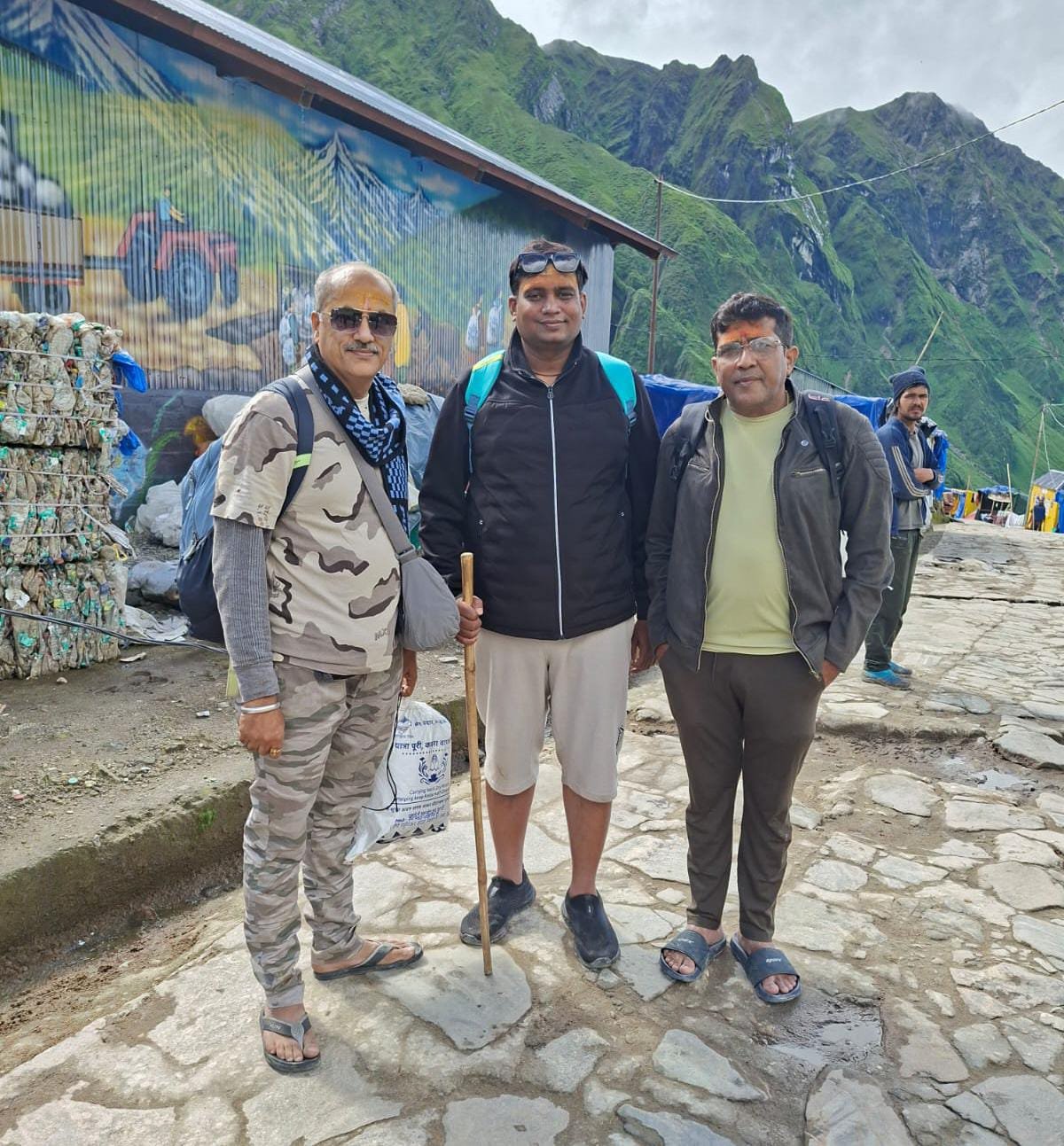 कैरी मी बैक पॉलिसी से 12 टन सूखा कूड़ा धाम से लाया गया नीचे 2 मी बैक पॉलिसी से 12 टन सूखा कूड़ा धाम