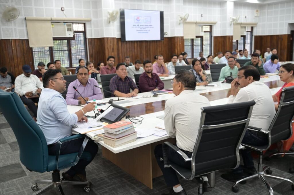को-गड्ढा-मुक्त-बनाने-के-कार्य-में-लाएं-तेजी.jpeg