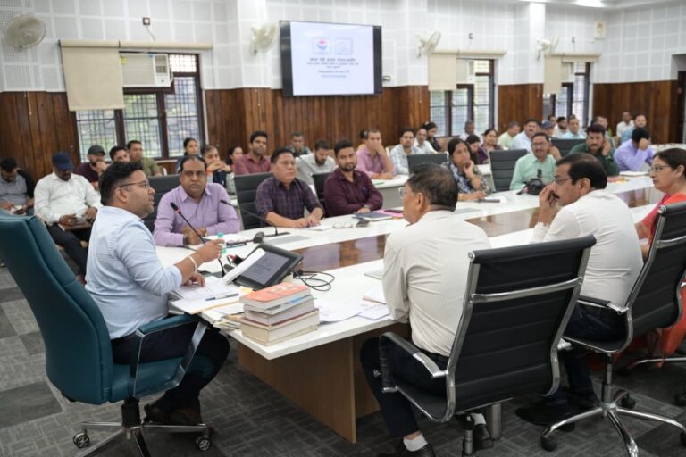 को-गड्ढा-मुक्त-बनाने-के-कार्य-में-लाएं-तेजी.jpeg
