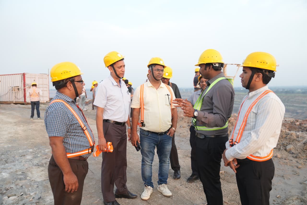कोयला खदानों को देख विकास की एक और तस्वीर से रूबरू हुआ उत्तराखंड का मीडिया दल 2 खदानों को देख विकास की एक और तस्वीर से