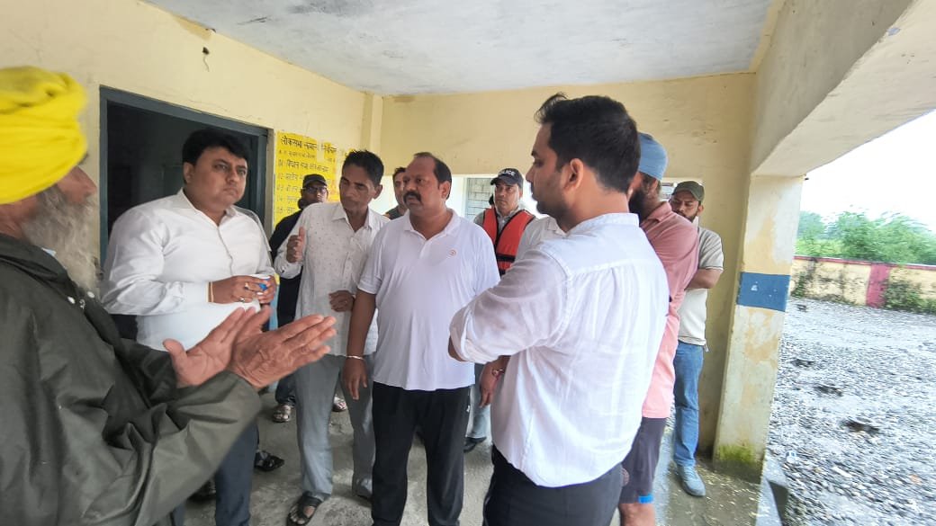 खंकरा नदी का जल स्तर बढ़ने से वनगवाँ गाँव में जलभराव की स्थिति हो गई 2 नदी का जल स्तर बढ़ने से वनगवाँ गाँव में