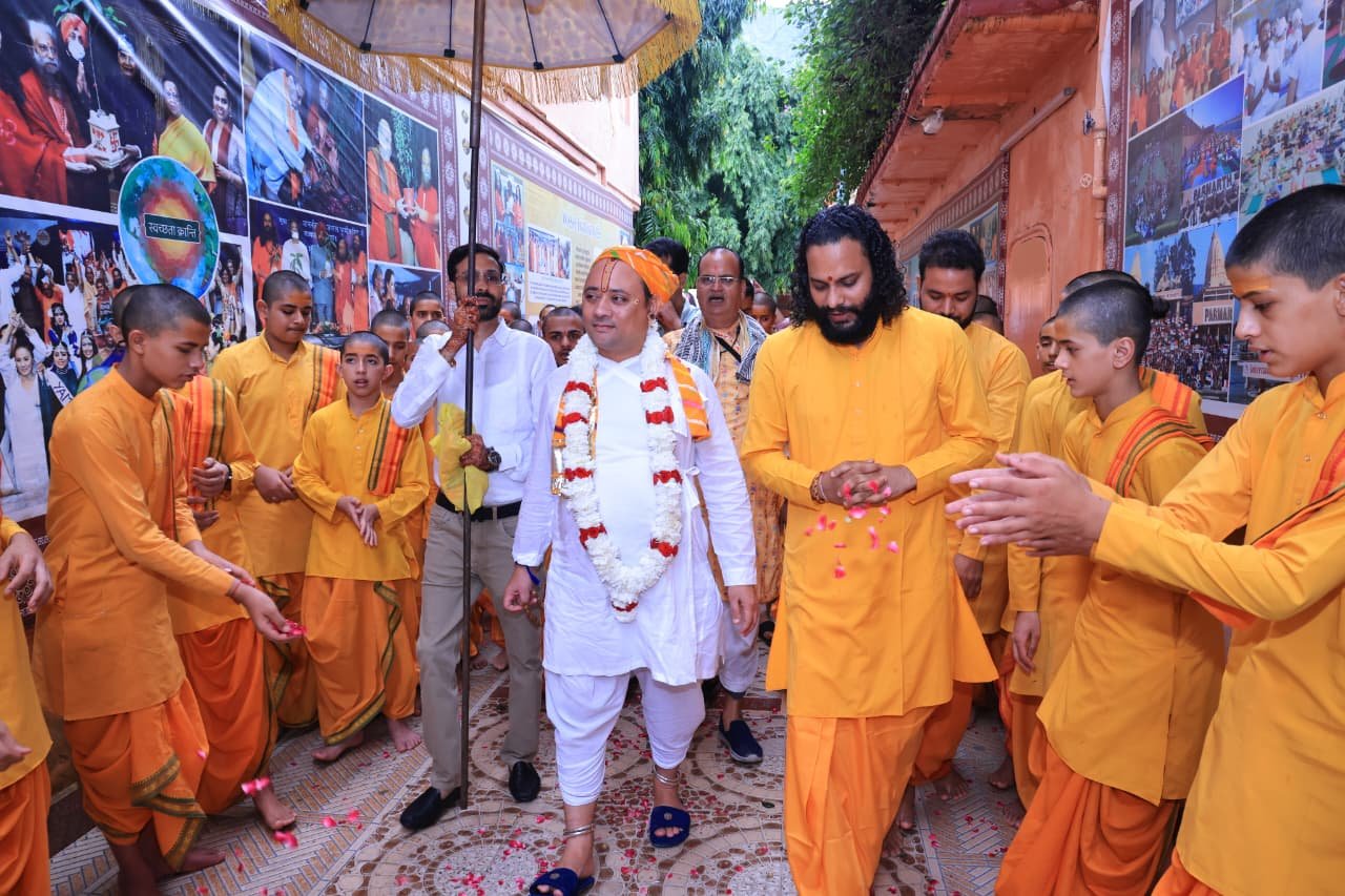 श्री राधाकृष्ण जी पधारे परमार्थ निकेतन