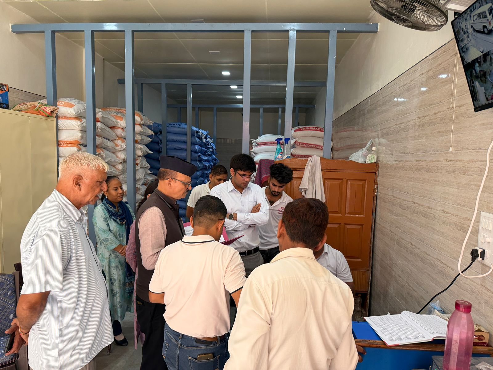 चीनी के बढ़ते मूल्यों पर नियंत्रण को लेकर जनपद में संयुक्त निरीक्षण एवं छापेमारी अभियान;स्टॉक एवं बिक्री अभिलेखों की गहन जांच 2 के बढ़ते मूल्यों पर नियंत्रण को लेकर जनपद में