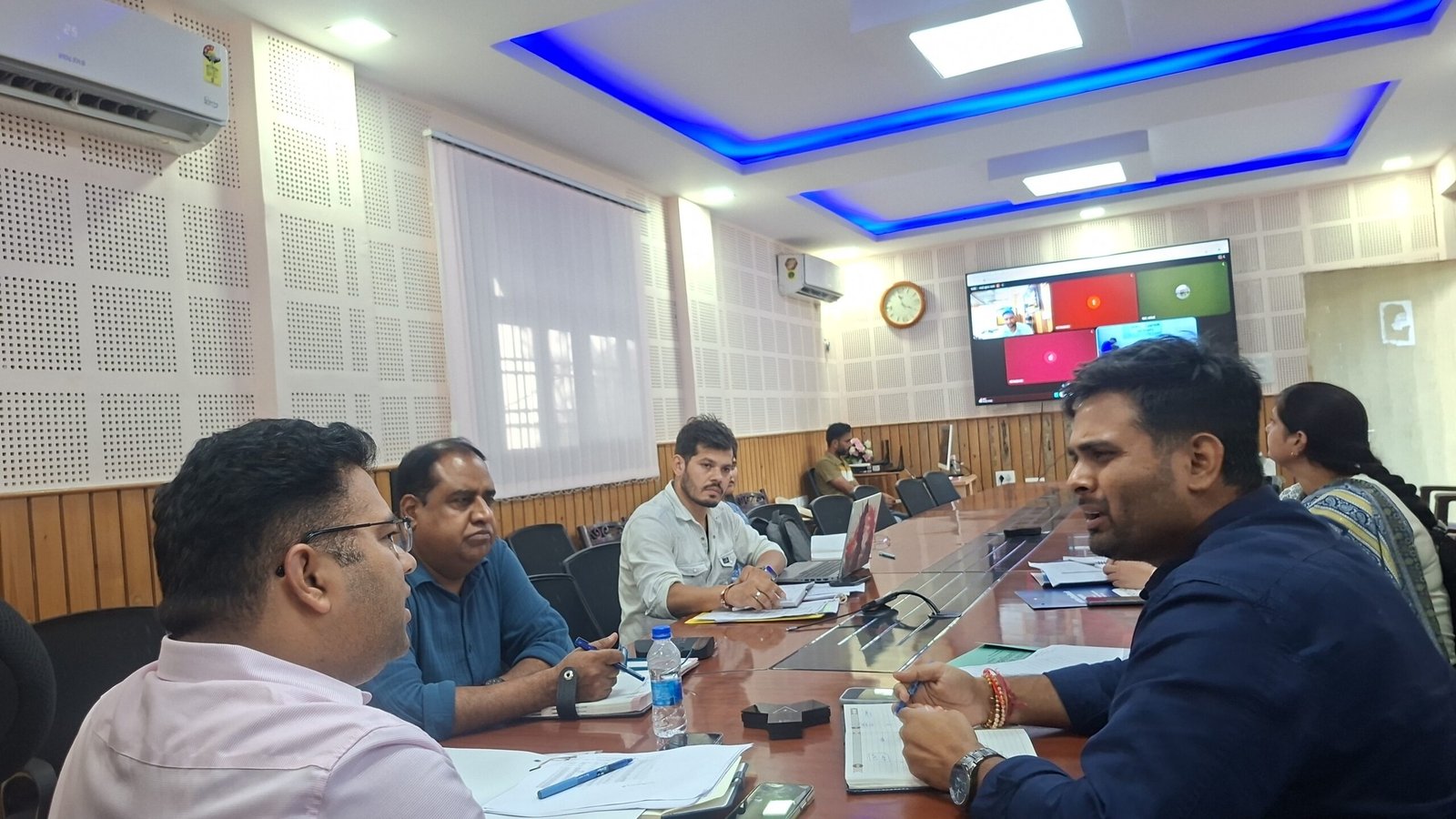 जनपद में लैंड बैंक तैयार करने की कवायद तेज, जिलाधिकारी ने दिए भूमि मैपिंग के निर्देश 2 में लैंड बैंक तैयार करने की कवायद तेज जिलाधिकारी