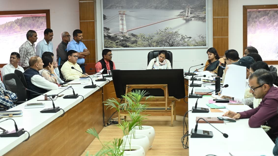 जिलाधिकारी ने जनता दरबार में सुनी जनसमस्याएं, समयबद्ध निस्तारण के निर्देश 2 ने जनता दरबार में सुनी जनसमस्याएं समयबद्ध निस्तारण के