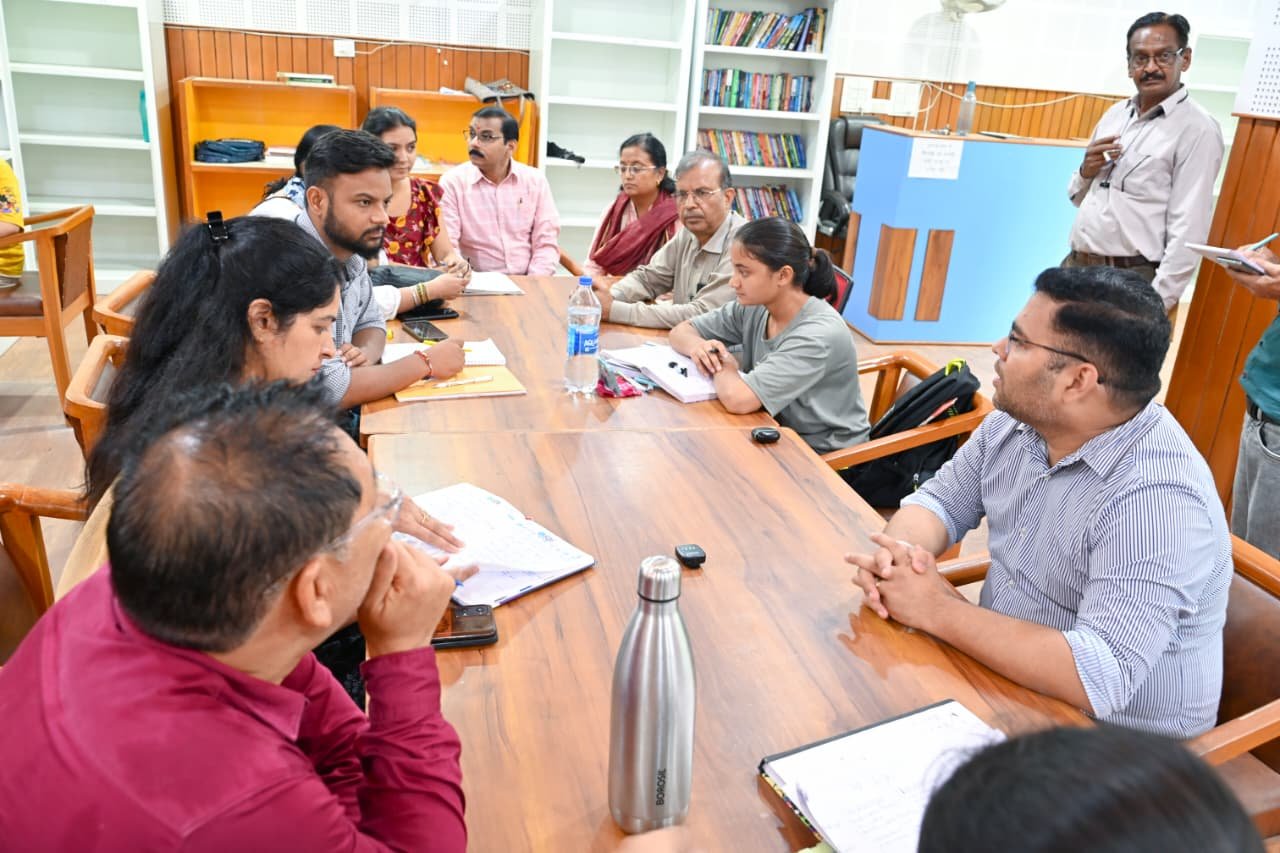 जिलाधिकारी ने वन स्टॉप सेंटर एवं संगम पुस्तकालय का किया निरीक्षण 2 ने वन स्टॉप सेंटर एवं संगम पुस्तकालय का किया