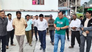 जिलाधिकारी-ने-सैंजी-गांव-का-भ्रमण-कर-सुनी-ग्रामीणों.jpg