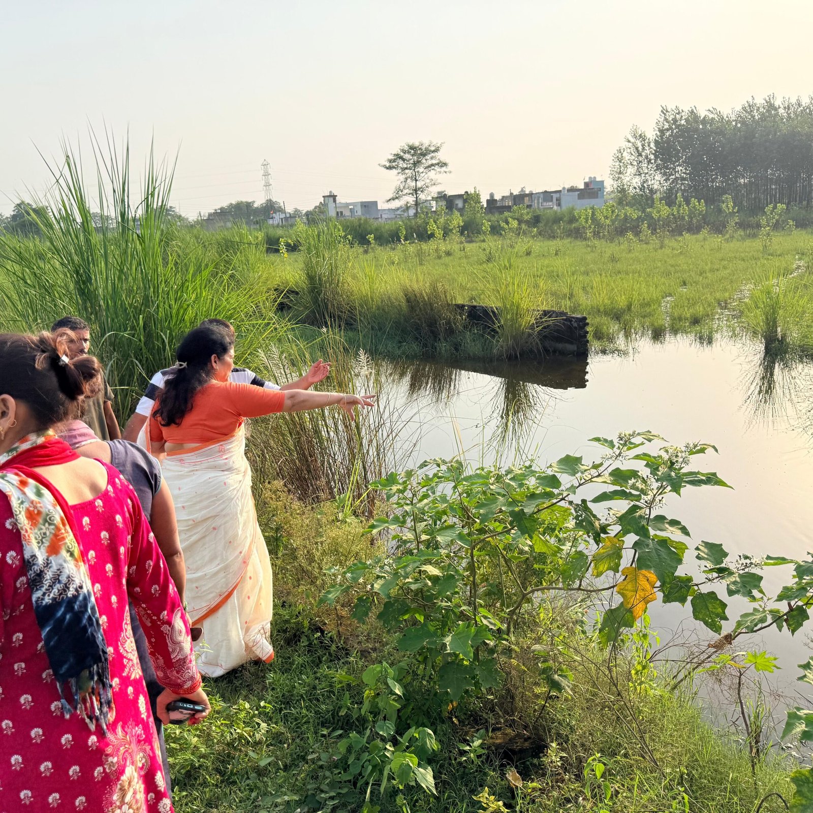 जिलाधिकारी मयूर दीक्षित के निर्देशन में सुमन नगर, बहादराबाद में जलभराव की समस्या के समाधान हेतु संयुक्त निरीक्षण 2 मयूर दीक्षित के निर्देशन में सुमन नगर बहादराबाद में
