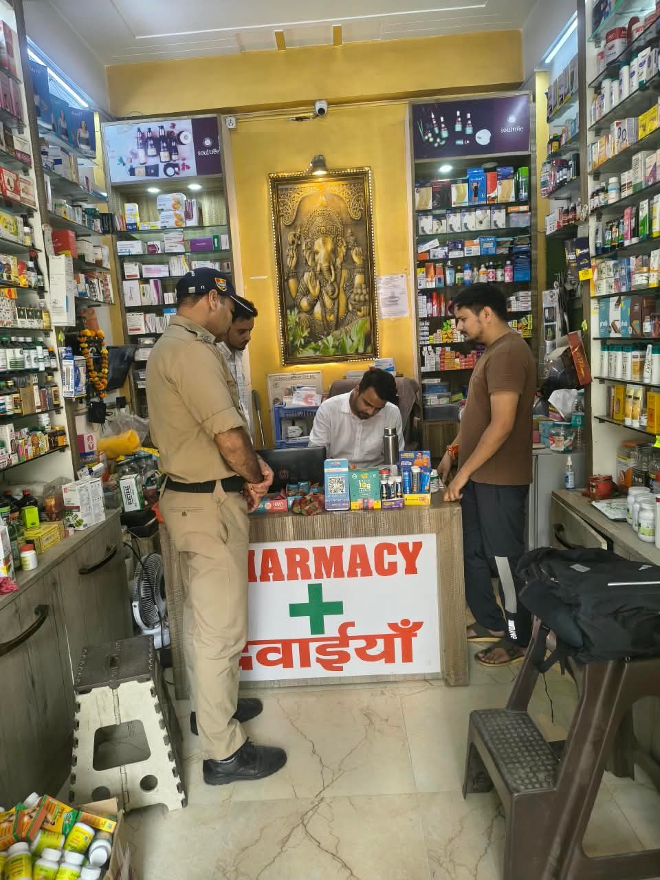 तपोवन-शिवपुरी में औषधि विभाग एवं पुलिस की संयुक्त छापेमारी, 04 औषधि नमूने जांच हेतु लिए 2 शिवपुरी में औषधि विभाग एवं पुलिस की संयुक्त छापेमारी 04
