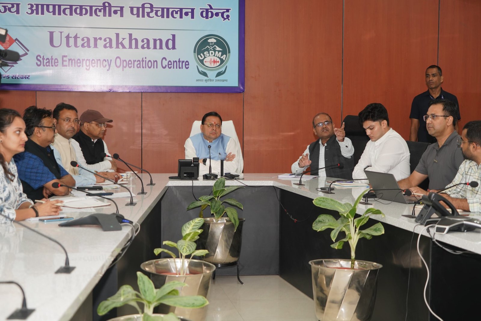 दिल्ली से लौटते ही सीधे राज्य आपातकालीन परिचालन केंद्र पहुंचे सीएम धामी 2 से लौटते ही सीधे राज्य आपातकालीन परिचालन केंद्र पहुंचे