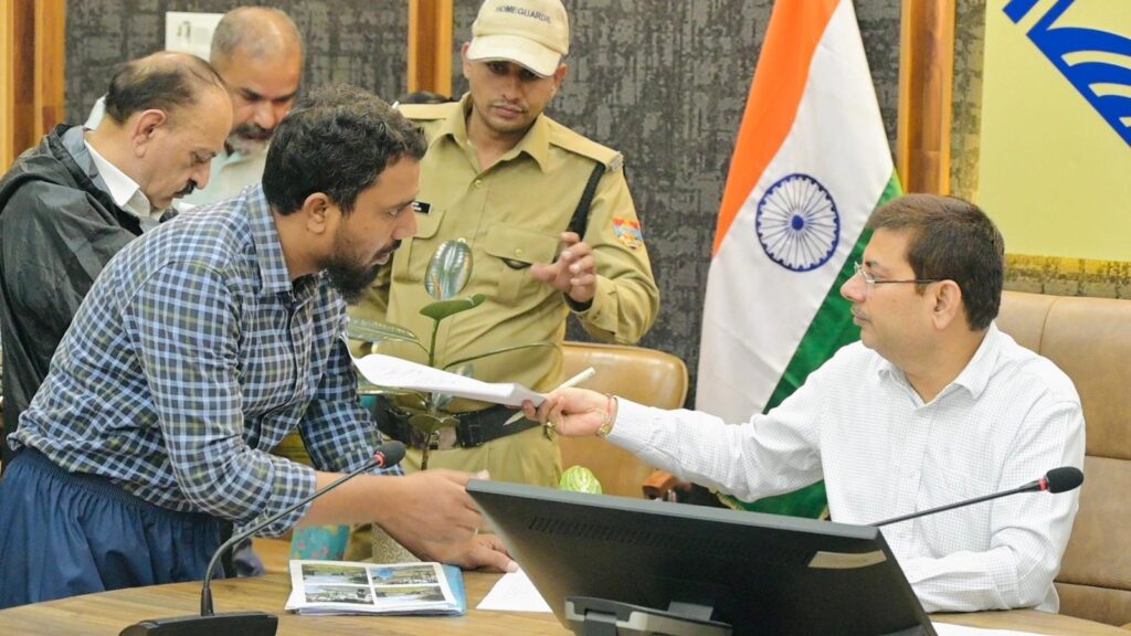 दिवस-में-102-शिकायतें-दर्ज-अधिकारियों-को-समयबद्ध-निस्तारण.jpeg