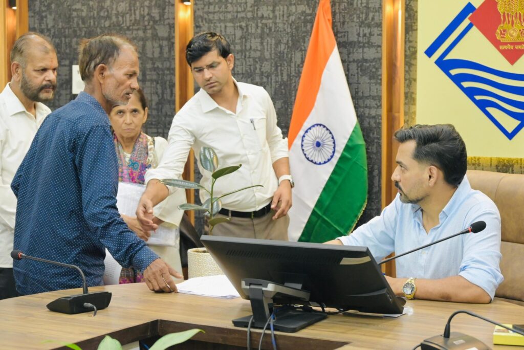 दिवस-में-120-शिकायतें-दर्ज-डीएम-ने-अधिकारियों-को.jpeg