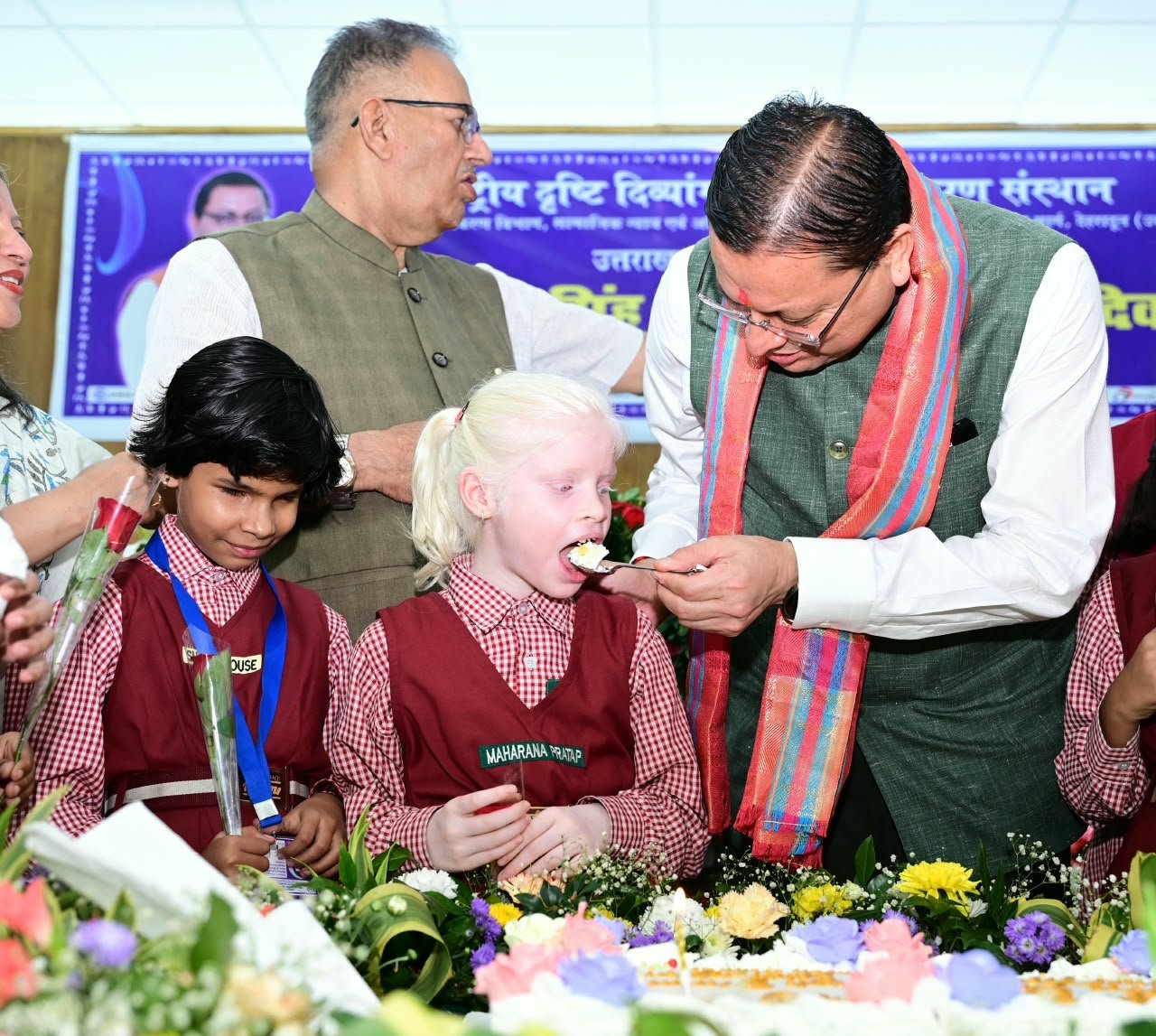 दिव्यांग बच्चों के बीच अपना जन्म दिवस मनाने पहुंचे मुख्यमंत्री श्री पुष्कर सिंह धामी 2 बच्चों के बीच अपना जन्म दिवस मनाने पहुंचे मुख्यमंत्री