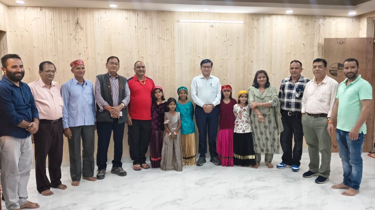 पर्व में गूंजे लोकवाद्य सजी फसल पत्तियों की दुबड़ी एडीएम