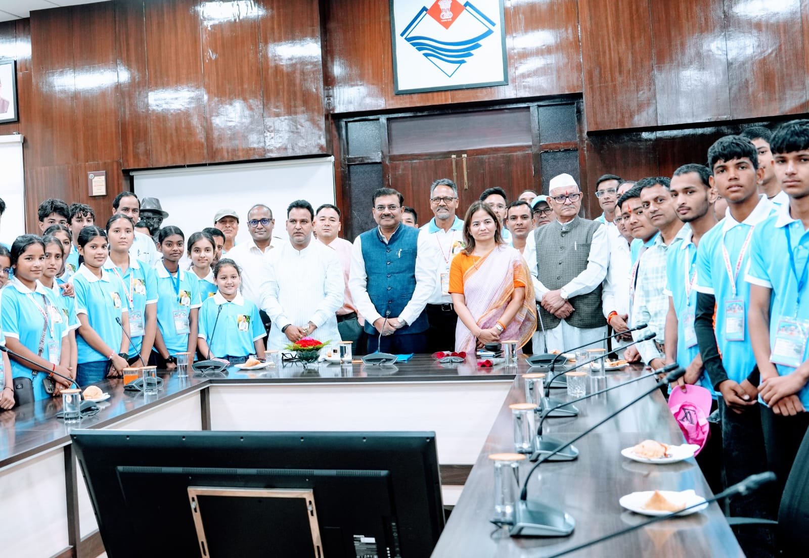 देवप्रयाग विधानसभा क्षेत्र के टॉपर विद्यार्थियों ने मुख्य सचिव से की मुलाकात 2 विधानसभा क्षेत्र के टॉपर विद्यार्थियों ने मुख्य सचिव से