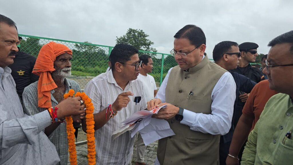 धामी-ने-लोहियाहेड-हेलीपैड-में-जनता-व-जनप्रतिनिधियों-से.jpg