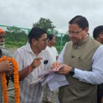 धामी-ने-लोहियाहेड-हेलीपैड-में-जनता-व-जनप्रतिनिधियों-से.jpg