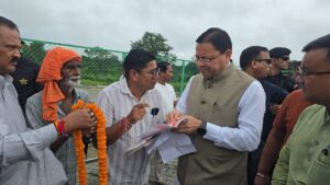 धामी-ने-लोहियाहेड-हेलीपैड-में-जनता-व-जनप्रतिनिधियों-से.jpg