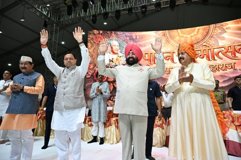 धामी-शामिल-हुए-कैबिनेट-मंत्री-श्री-सतपाल-महाराज-के.jpg
