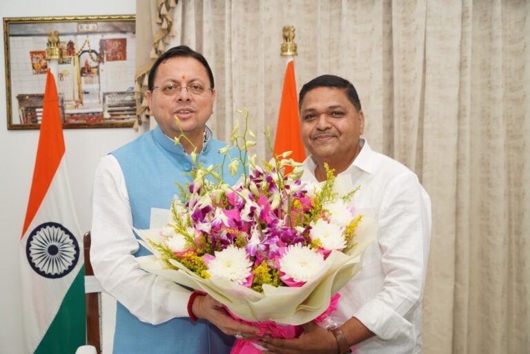 धामी-से-जिला-सहकारी-बैंक-नैनीताल-के-नवनिर्वाचित-अध्यक्ष.jpg