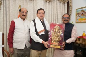 धामी-से-मध्य-प्रदेश-के-कैबिनेट-मंत्री-राकेश-शुक्ला.jpeg