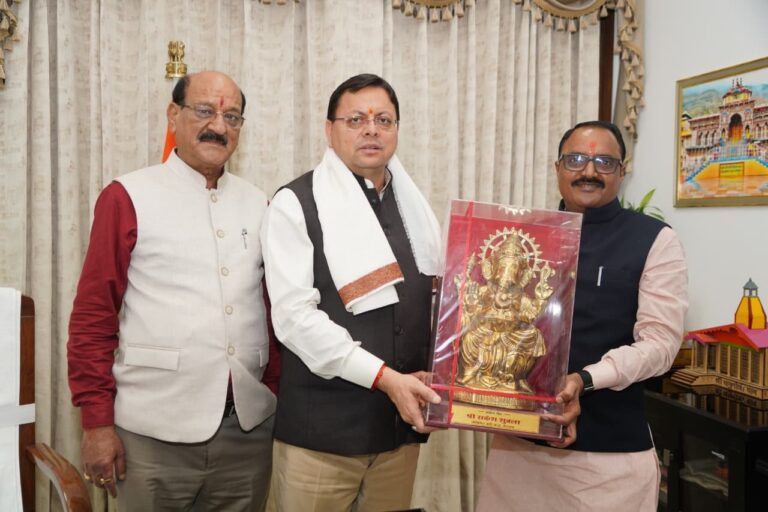 धामी-से-मध्य-प्रदेश-के-कैबिनेट-मंत्री-राकेश-शुक्ला.jpeg