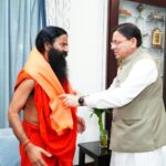 धामी-से-मुख्यमंत्री-आवास-में-बाबा-रामदेव-ने-की.jpg