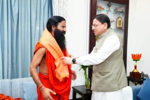 धामी-से-मुख्यमंत्री-आवास-में-बाबा-रामदेव-ने-की.jpg