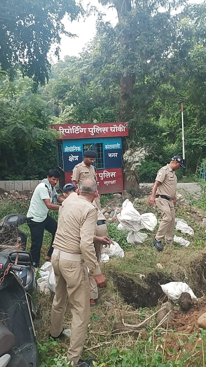 नगर-पुलिस-ने-आबकारी-अधिनियम-से-संबंधित-लंबित-माल.jpg