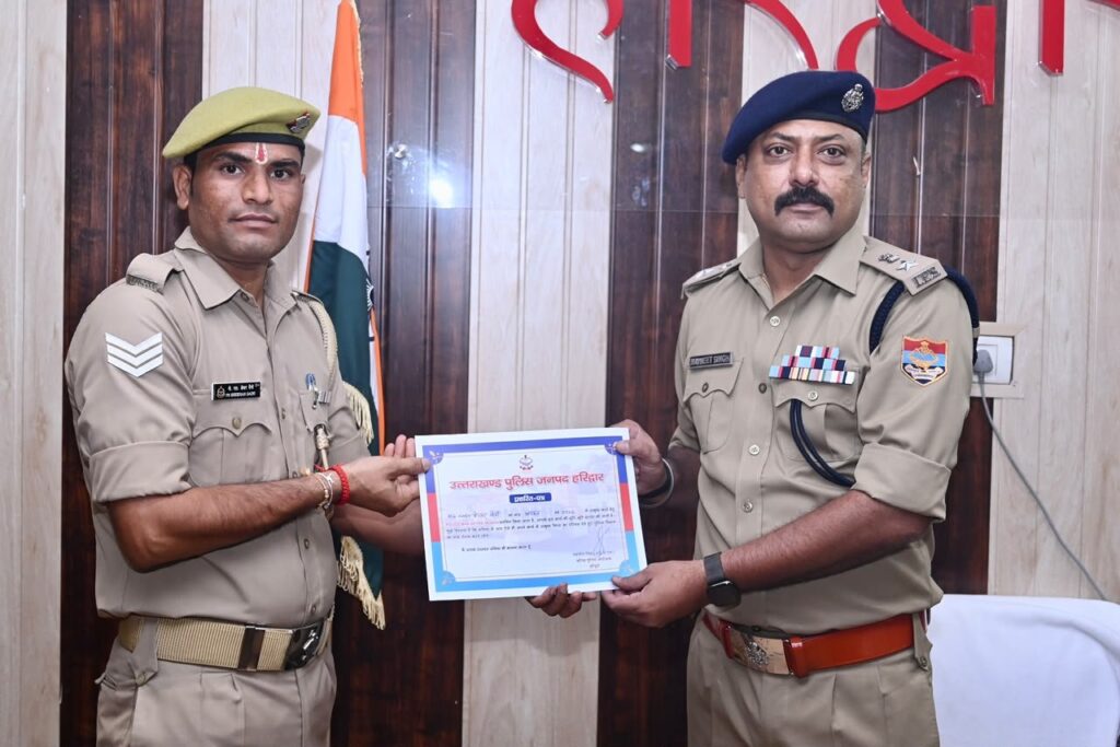 नवनीत-सिंह-की-अध्यक्षता-में-पुलिस-कार्यालय-में-सैनिक.jpg
